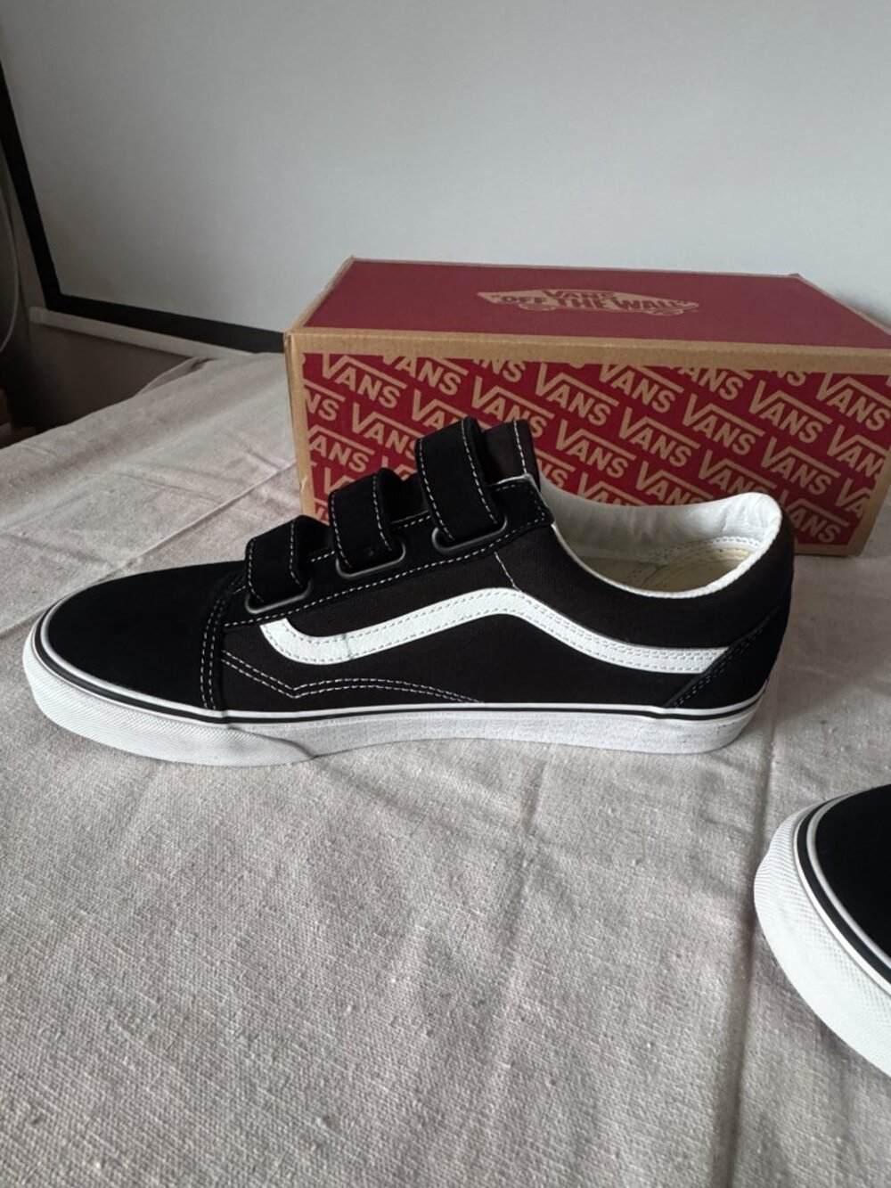 Vans Old Skool V Black White Suede Size 11.5 Mens, 13 Womens Velcro - Picture 3 of 9